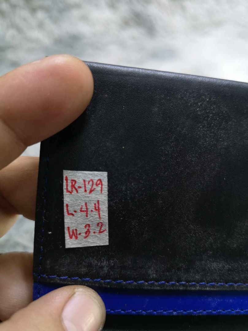 Matte Black leather Bifold Card Holder (Category: Wallets & Card Holders) located in Santa Cruz. Submitted by jmy_surplus.2 (Listing ID 1465888569, Image 3). Description: Size ; L - 4.4 W - 3.2 Color ; Black Type ; Card Holder Brand ; No brand Material ; Leather Style ; Black leather Flip Card Holder LR 129 JMY 5 Batch #224.