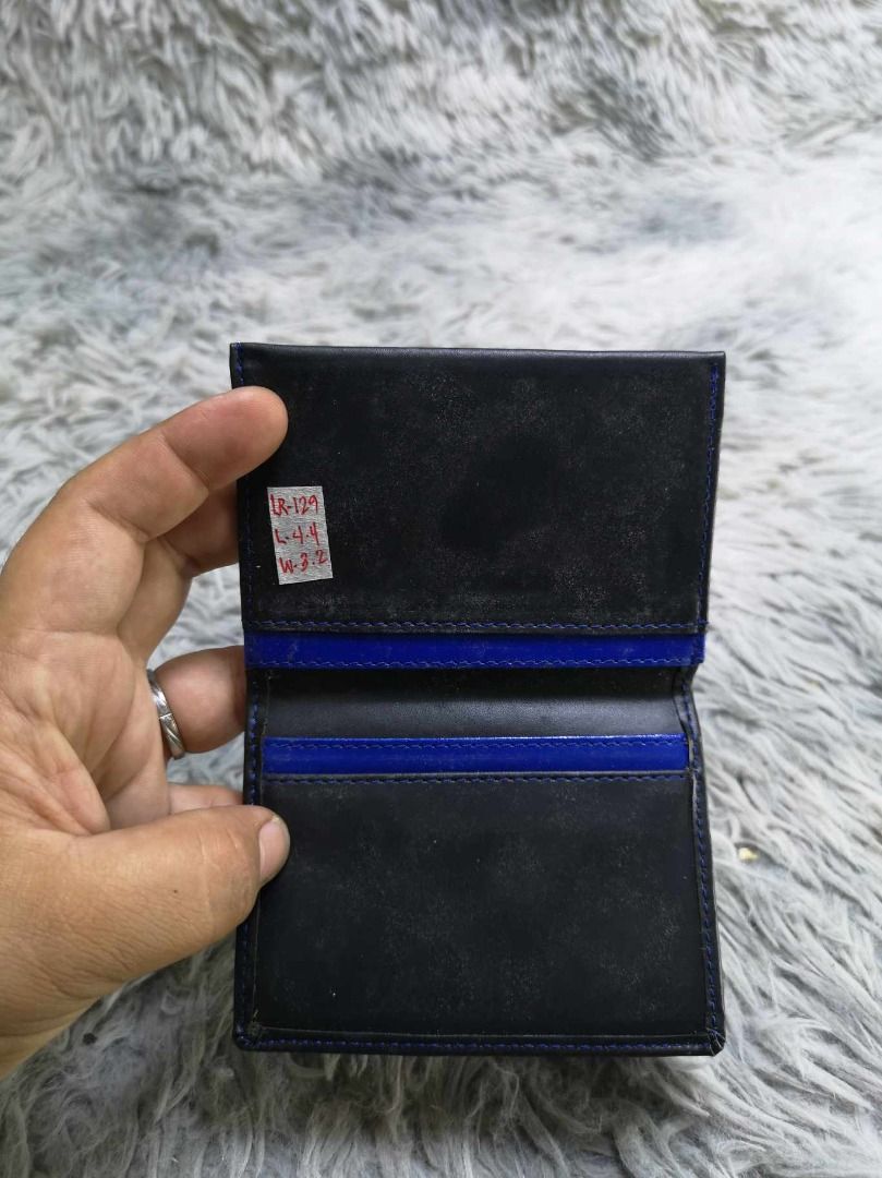 Matte Black leather Bifold Card Holder (Category: Wallets & Card Holders) located in Santa Cruz. Submitted by jmy_surplus.2 (Listing ID 1465888569, Image 2). Description: Size ; L - 4.4 W - 3.2 Color ; Black Type ; Card Holder Brand ; No brand Material ; Leather Style ; Black leather Flip Card Holder LR 129 JMY 5 Batch #224.
