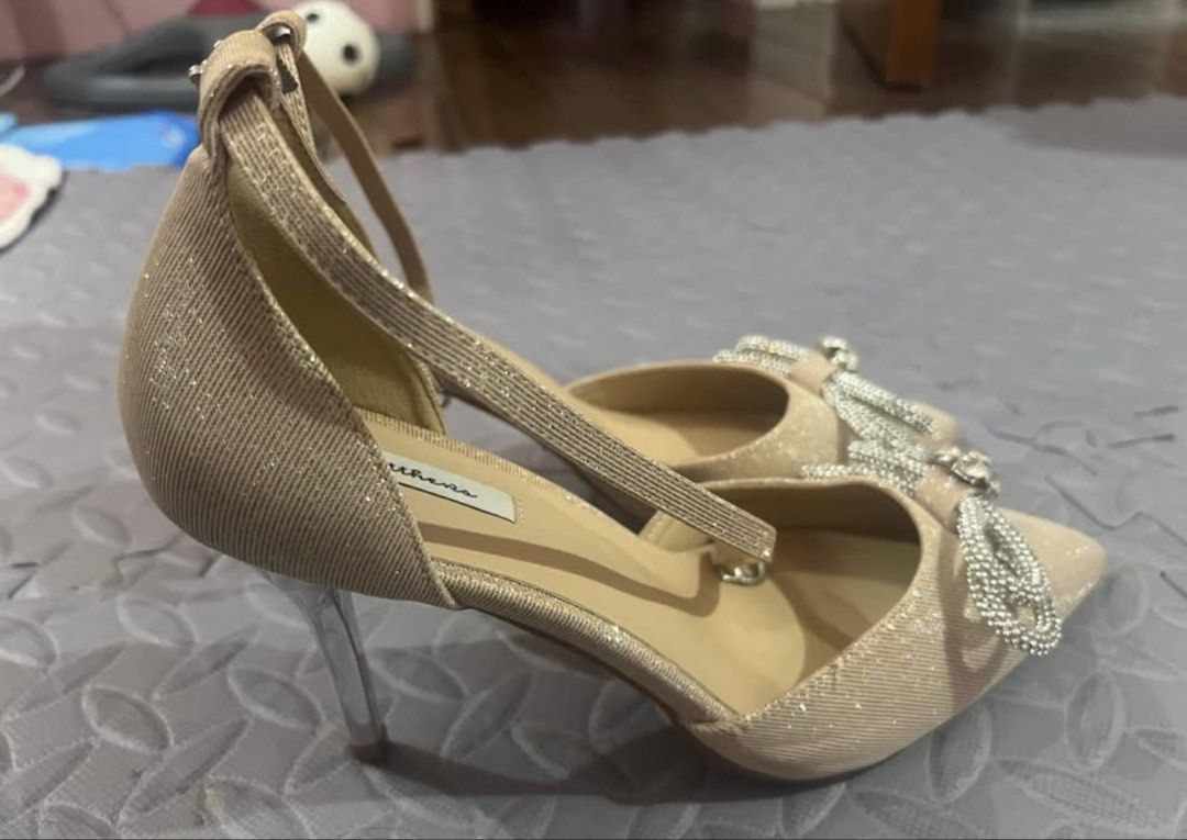 Matthews m heels (Category: Heels) located in Quezon City. Submitted by anoif06 (Listing ID 1465938422, Image 2). Description: .