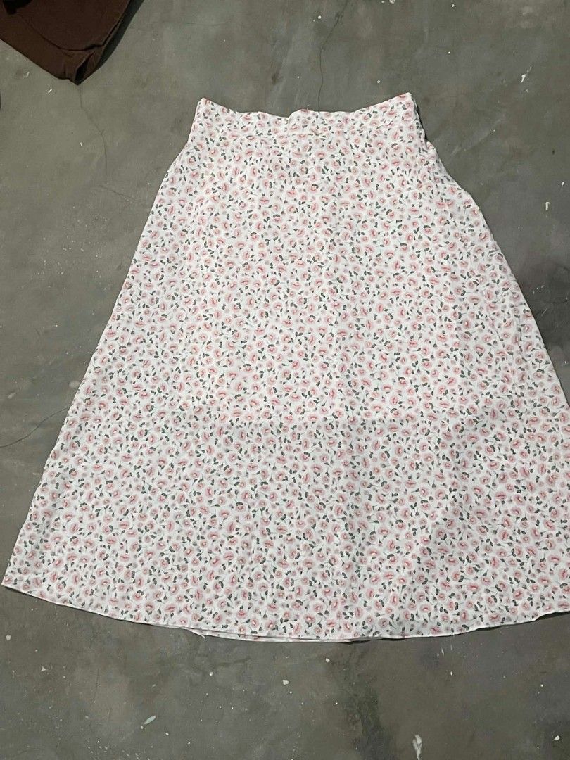 Maxi Skirts (Category: Skirts) located in Manila. Submitted by tetay.riri (Listing ID 1465891052, Image 2). Description: decluttering take all for 350 brand new, never used na stock lang size: s-l buy nyo na plsssszmmm 🙏🏻.