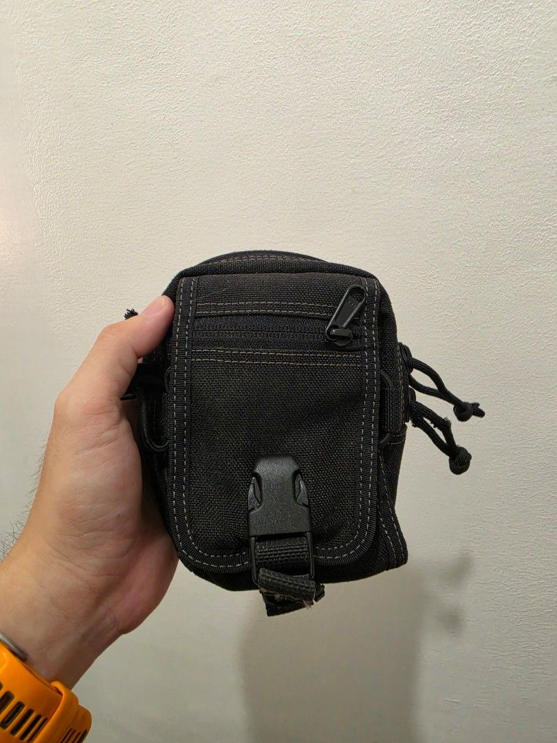 Maxpedition M1 Waistbag (Category: Belt bags, Clutches and Pouches) located in San Fernando. Submitted by ronbelleza (Listing ID 1465764556, Image 1). Description: Good as new. issue: kailangan palitan ung isang paracord loop sa may zipper..
