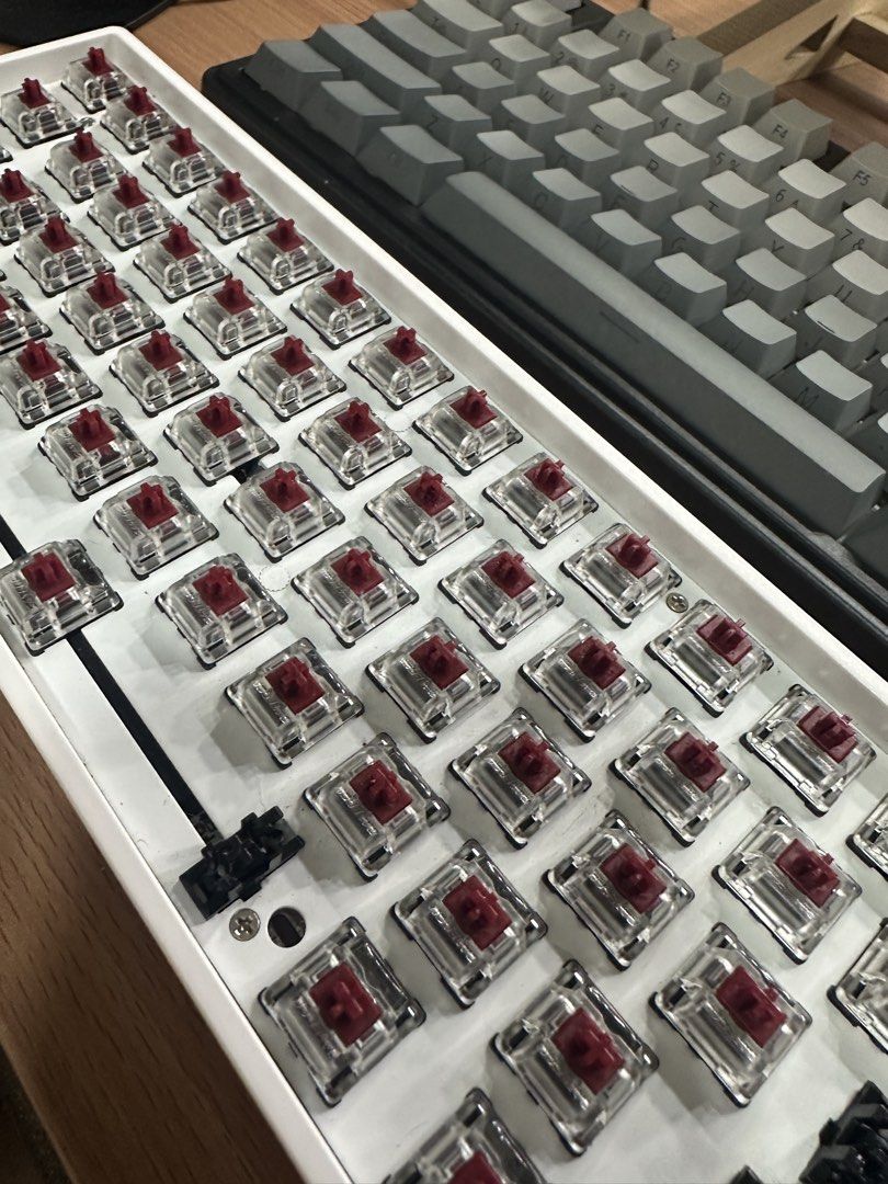 Mechanical Keyboard Skyloong s61 (Category: Computer Keyboard) located in Tanjay. Submitted by imaikorivera (Listing ID 1465949141, Image 3). Description: Skyloong SK61 Gateron Optical Red Switches No issues, all keys are working 60% layout Wired USB Optical hot-swappable switches White case with gray keycaps. Price Negotiable..