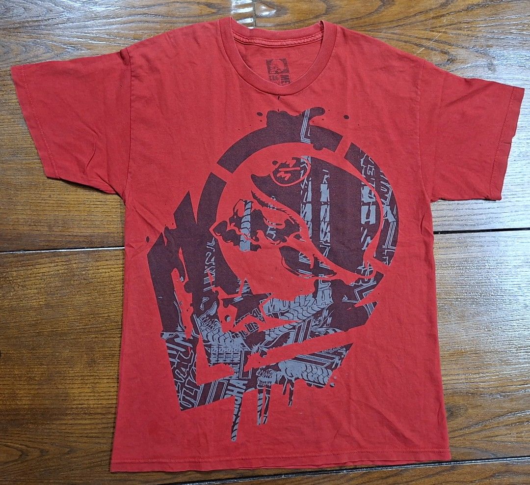 Metal Mulisha Red Graphic Tee (Category: Tshirts & Polo Shirts ) located in Manila. Submitted by declutrredgoods (Listing ID 1465947880, Image 1). Description: 21 x 28 good condition 8.5/10 color rate Issue pinhole sa likod 199 + sf.