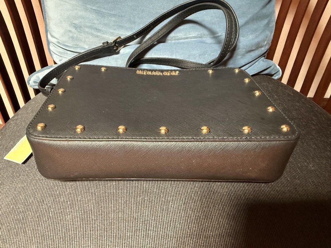 Cross body bag (Category: Cross-body Bags) located in Quezon City. Submitted by patriciach (Listing ID 1465950503, Image 2). Description: Original Michael Kors cross body bag Color : black.