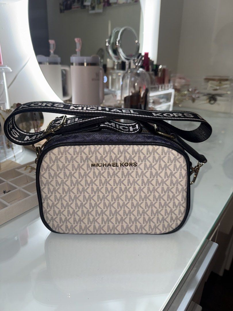 Michael Kors Camera Sling Bag (Category: Luxury Bags & Wallets) located in Quezon City. Submitted by prelovedbyvielle (Listing ID 1465918781, Image 1). Description: - Brand Copy Only - DM for more info 💗.