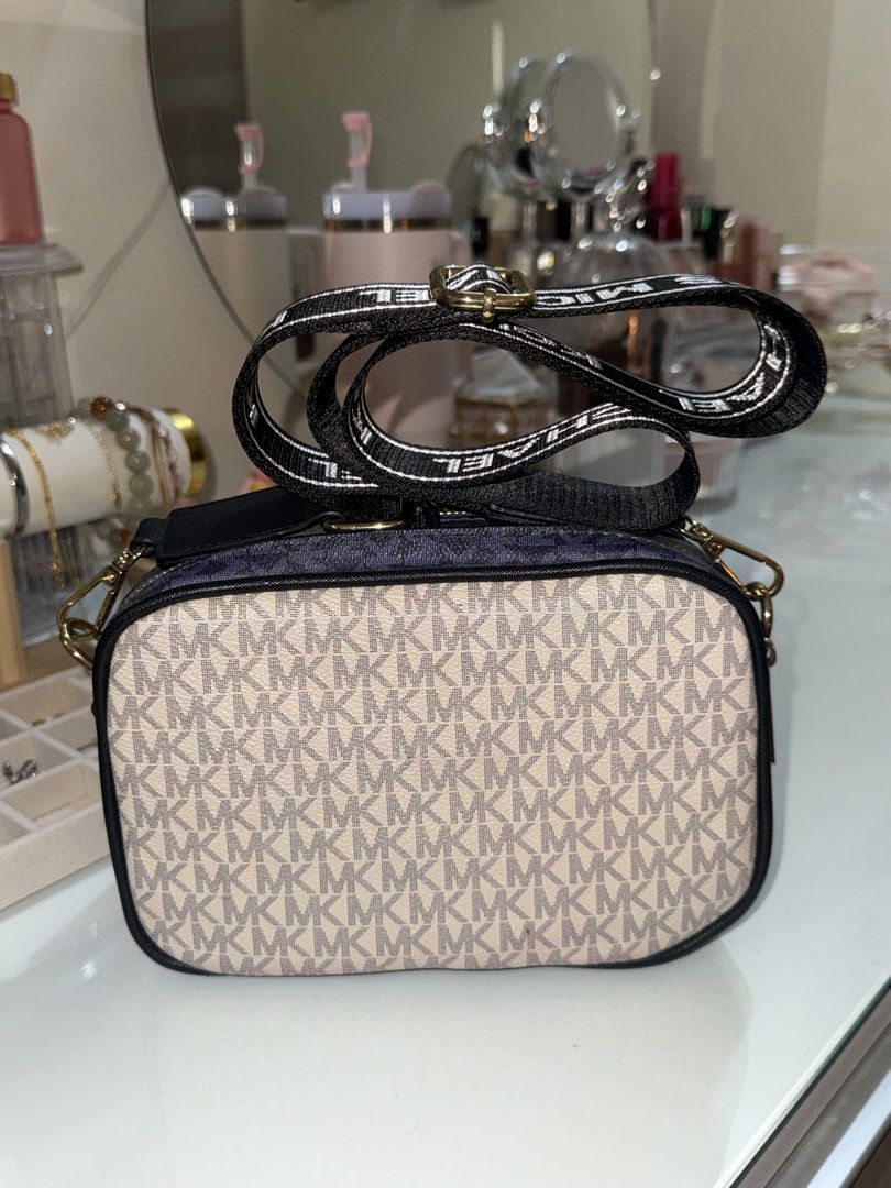 Michael Kors Camera Sling Bag (Category: Luxury Bags & Wallets) located in Quezon City. Submitted by prelovedbyvielle (Listing ID 1465918781, Image 3). Description: - Brand Copy Only - DM for more info 💗.