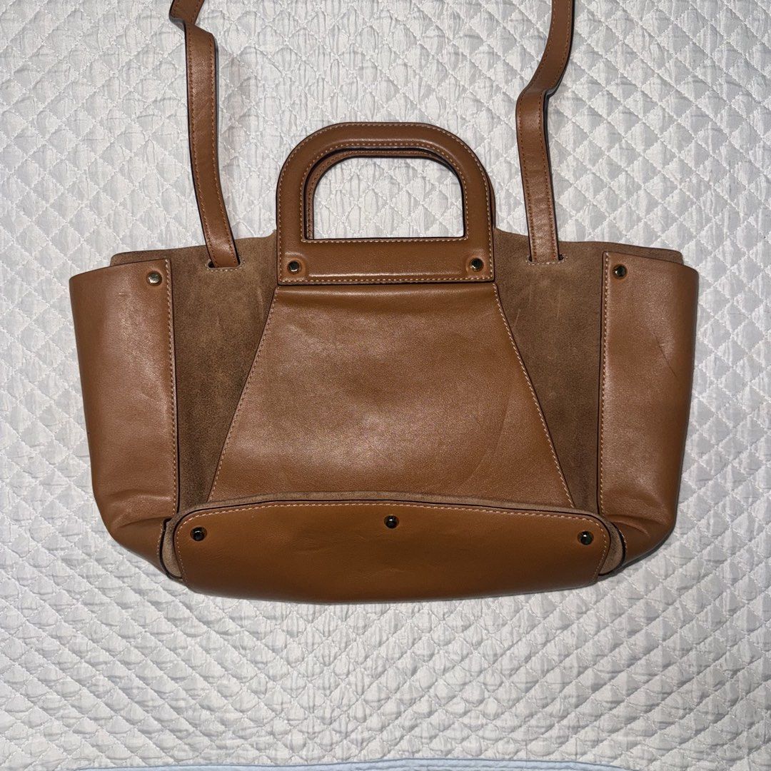 Michael Kors Clara Large Tote Bag (Category: Tote Bags) located in Baguio. Submitted by vincepila (Listing ID 1465939377, Image 3). Description: Michael Kors Clara Large Tote Bag SIZE: Large PRICE: ₱5,000 MOP: Cash, Gcash, BPI MOD: dropping/meetup/shipping LOCATION: Baguio City PM me for more details..