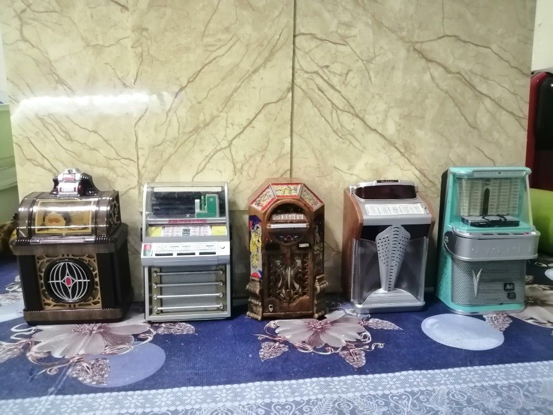 Mini jukebok set 1:12 (5pcs) (Category: Vintage Collectibles) located in Pateros City. Submitted by romferarc333 (Listing ID 1465913594, Image 1). Description: 5 pcs mini Jukebok Height: 4.5 to 5 inches As is. No more sounds and lights. See photos. Good for vintage 1:12 dioramas. Take all. Location :Pateros.