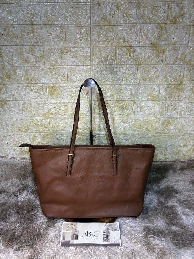 MK Jet Set Shopper Tote Large Brown (Category: Tote Bags) located in Subic. Submitted by anabananaco. (Listing ID 1465922091, Image 3). Description: Guaranteed authentic preloved bag. .