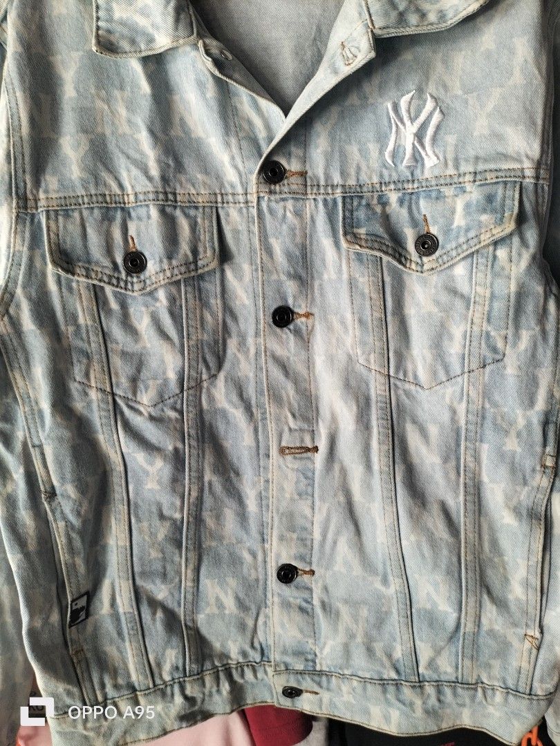 MLB (Category: Coats, Jackets and Outerwear) located in Baler. Submitted by jaydeebaltazar (Listing ID 1465852895, Image 3). Description: issue tanggal ung isang botones.