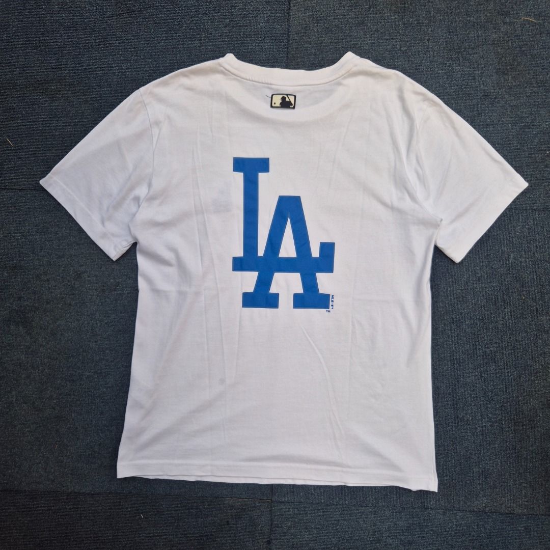 MLB Korea LA Dodgers Popcorn Big Logo Tee (Size M) (Category: Tshirts & Polo Shirts ) located in Consolacion. Submitted by thrift.ting (Listing ID 1465903434, Image 2). Description: Condition: 9/10 Color rate: 9/10 ACTUAL FLAT LAY MEASUREMENTS: • Chest Width (Pit-to-Pit): 20.5 inches • Length (Collar to Hem): 27 inches Selling this authentic MLB Korea Los Angeles Dodgers Popcorn Big Logo T-Shirt. Perfect for your daily streetwear, minimal, or blo