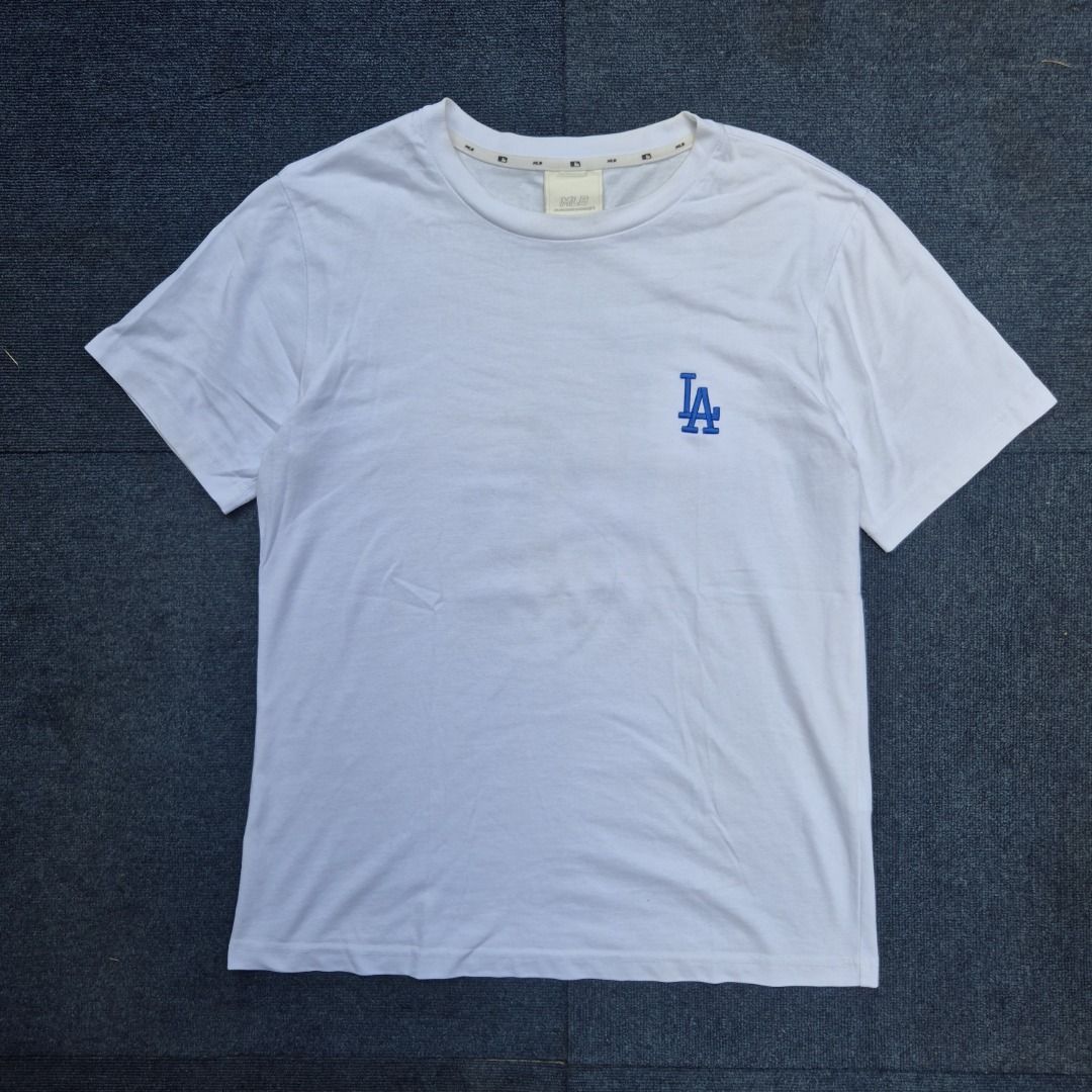 MLB Korea LA Dodgers Popcorn Big Logo Tee (Size M) (Category: Tshirts & Polo Shirts ) located in Consolacion. Submitted by thrift.ting (Listing ID 1465903434, Image 1). Description: Condition: 9/10 Color rate: 9/10 ACTUAL FLAT LAY MEASUREMENTS: • Chest Width (Pit-to-Pit): 20.5 inches • Length (Collar to Hem): 27 inches Selling this authentic MLB Korea Los Angeles Dodgers Popcorn Big Logo T-Shirt. Perfect for your daily streetwear, minimal, or blo