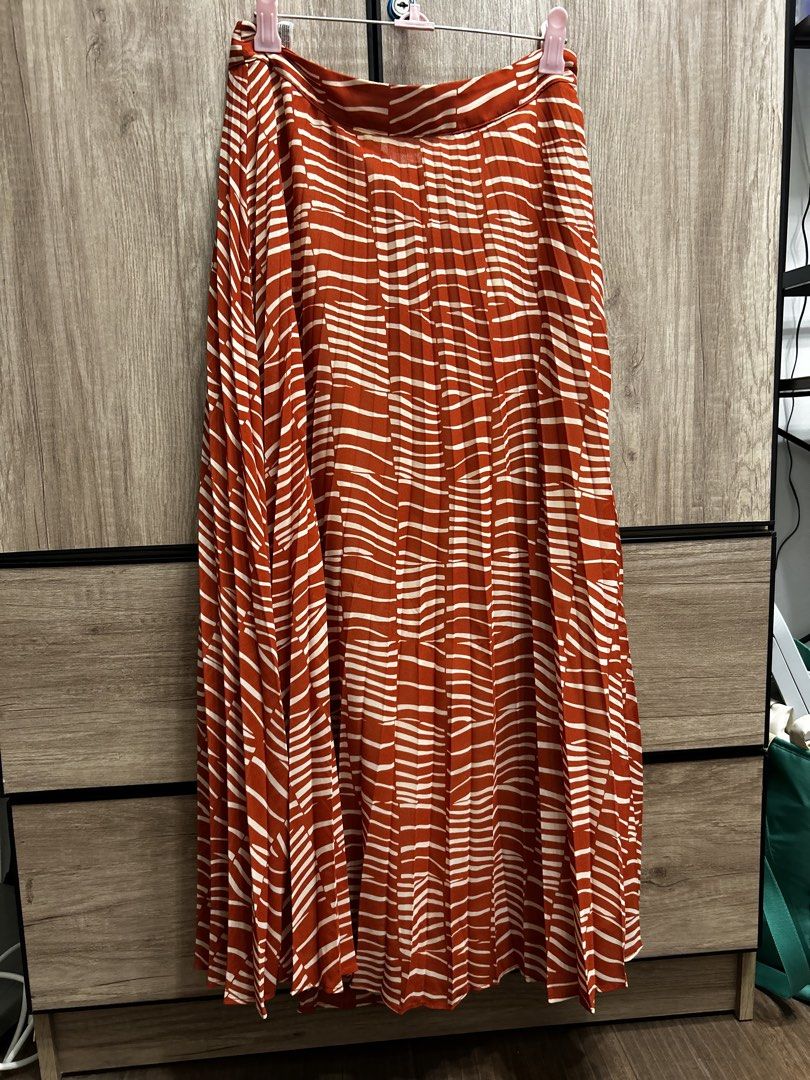MNG Orange White Pattern Pleated Midi Skirt (Category: Skirts) located in Makati City. Submitted by magwayr19 (Listing ID 1465770294, Image 1). Description: - Mango - Style: Pleated midi skirt with abstract striped pattern - Color: Burnt orange and white - Size: Small .