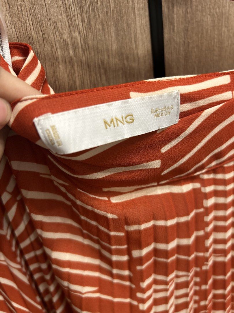 MNG Orange White Pattern Pleated Midi Skirt (Category: Skirts) located in Makati City. Submitted by magwayr19 (Listing ID 1465770294, Image 2). Description: - Mango - Style: Pleated midi skirt with abstract striped pattern - Color: Burnt orange and white - Size: Small .