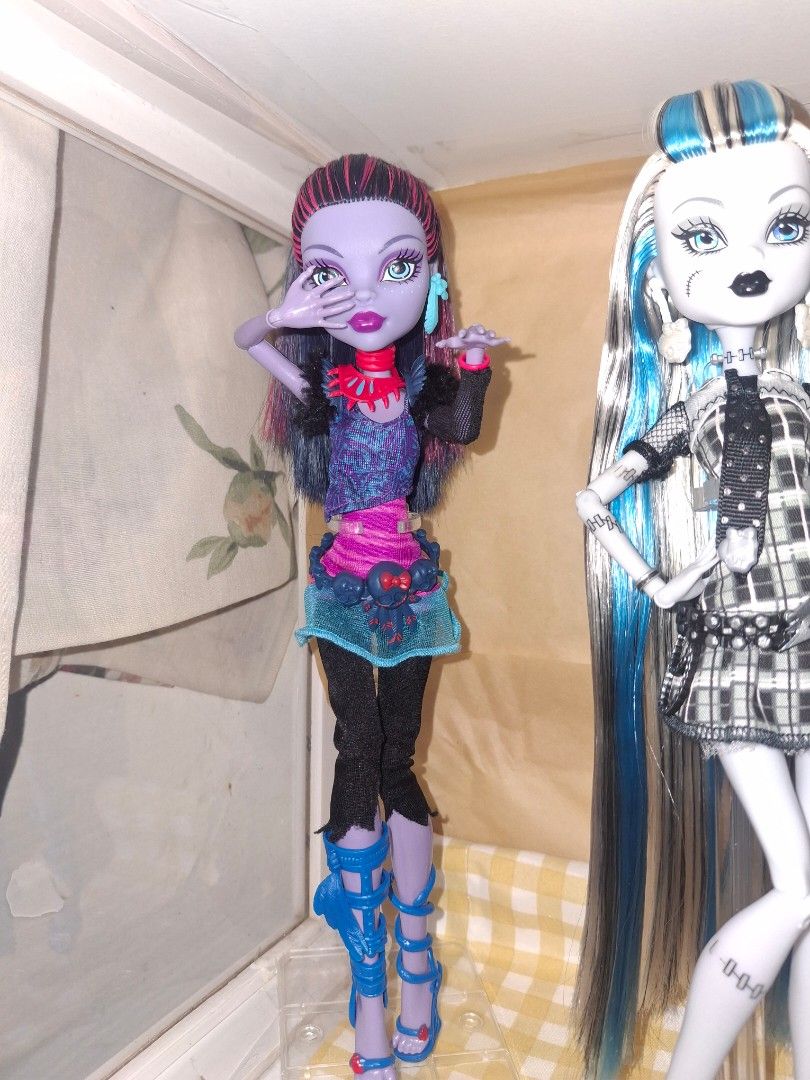 Monster high dolls g1 (Category: Figurines & Statues) located in Lipa City. Submitted by gabriels._08 (Listing ID 1465842732, Image 2). Description: Monster High g1 🏺️Nefera denile (Boo york)🏺-1.6k 🐨Jane boolittle🐨 (Basic)-1.1k 🔩Frankie stein ⚡️(13wishes)-950 (All repriced) Conditions: Nefera - lacks of accesso -crown -earrings -gold top plate No yellowing Soft hair Overall rating: 8.5/10 Jane bo -lacks of accesso -crown -3 bracelet -stick -