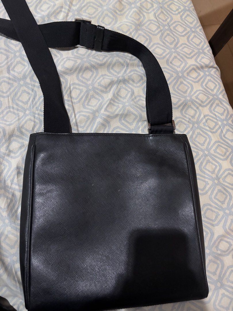 MONTBLANC Men’s Messenger Bag (Category: Luxury Bags & Wallets) located in Manila. Submitted by mg3214 (Listing ID 1465861594, Image 3). Description: .