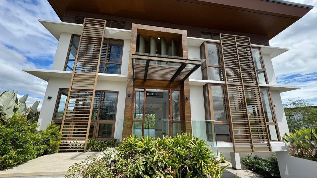 Multi-Level House with Swimming Pool (Category: House & Lot) located in Manila. Submitted by raincomito (Listing ID 1465866411, Image 3). Description: Smart House // Multi-Level House and Lot w/ Elevator & Swimming Pool for Sale in Sun Valley Estates Antipolo near Marcos Highway Lot Area: 426 sqm Floor Area: 600.55 sqm 4 Bedrooms w/ Toilet and Bath Family Hall Swimming Pool & Elevator 4 Car Garage OTHER HOME FEATURES: Mini Bar Area, Cabaña, Stora