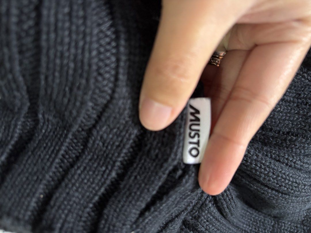 Musto Ribbed Knit Zip-Up Jacket 100% cotton (Category: Coats, Jackets and Outerwear) located in Baguio. Submitted by twinniesnco (Listing ID 1465802350, Image 2). Description: Musto Ribbed Knit Zip-Up Jacket 100% cotton Size: L - XL Men Brand: Musto.