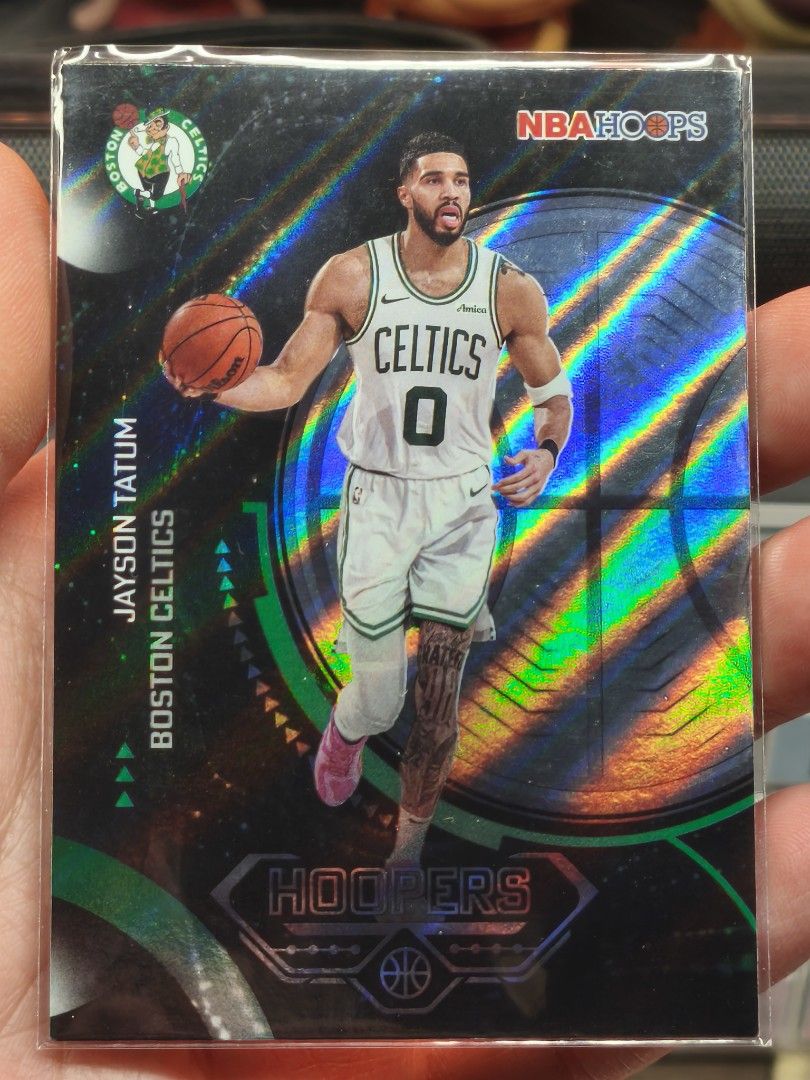 Nba Topps Hoops Jayson Tatum Boston Celtics Hoopers （分類：其他周邊）位於 Hong Kong。 由 seaby 提交（商品編號 1465910783，圖片 1）。簡介： •卡況如圖，卡品請默認為通行品及有瑕疵，例如白點白角白邊卡面少花等，請當Grade唔到，不適合完美主義者 •包卡夾，sf到付或平郵+$8（超重另加郵費） •寄出會用bubble信封，包裝會保護好卡片才寄出 •全店滿$100可啟德交收（港鐵站A出口或啟晴邨麥當勞），禮拜一至四18：40-19：00；禮拜六日10：30-18：30。