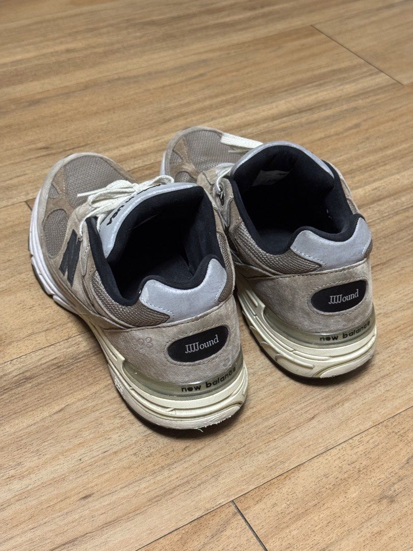 New Balance 993 JJJJound 灰黑 US9 （分類：波鞋）位於 Hong Kong。 由 qweertyyyy 提交（商品編號 1465761856，圖片 2）。簡介： New Balance x JJJJound 聯乘 993，經典灰泥色，黑色內襯配 JJJJound 標誌。Made in USA 美製，鞋墊有 JJJJound 字樣。size US9 / UK8.5 / EU42.5 / 27cm。潮人必備鞋款，襯褲一流。 去年三月購入，有正常使用痕跡。