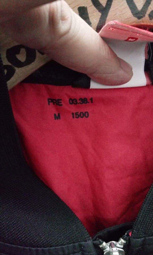 Nike (Category: Coats, Jackets and Outerwear) located in Naga. Submitted by aboy1234245 (Listing ID 1465884668, Image 3). Description: Nike Excellent W22-L26.