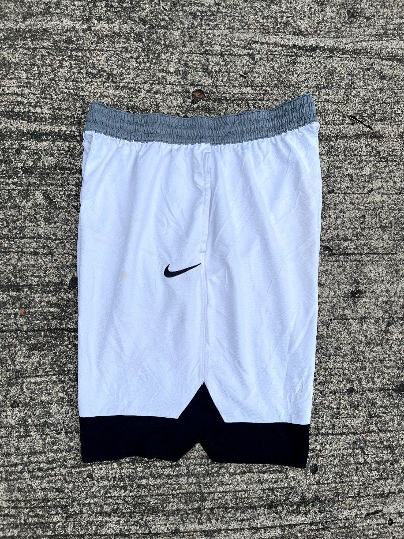 Nike Baller Short (Category: Shorts) located in Talisay. Submitted by reyteliquido (Listing ID 1465860806, Image 1). Description: 2xl Length 23 Leg opening 15 Excellent condition Color rate 10/10 Issue stain need wash lang.