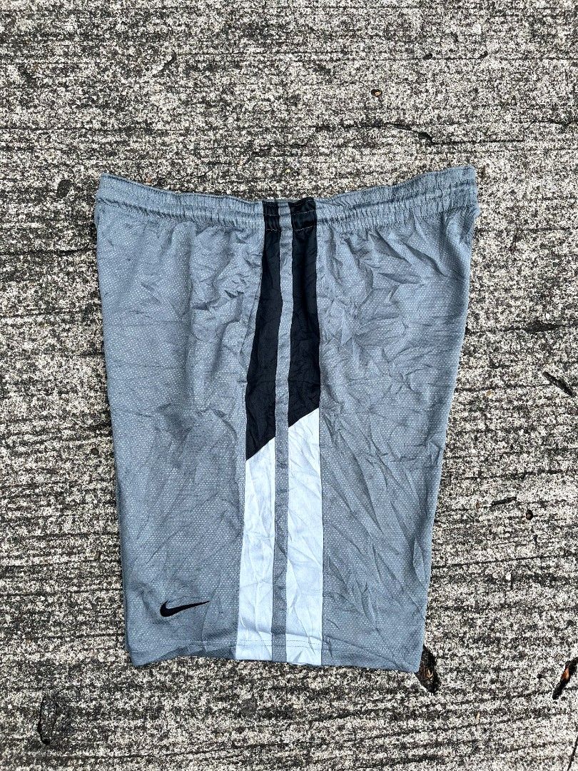 Nike Baller Short (Category: Shorts) located in Talisay. Submitted by reyteliquido (Listing ID 1465872244, Image 1). Description: Large Length 20.5 Leg opening 13 Excellent condition Color rate 10/10 Issue semi loosegart pero may lace loosestich.