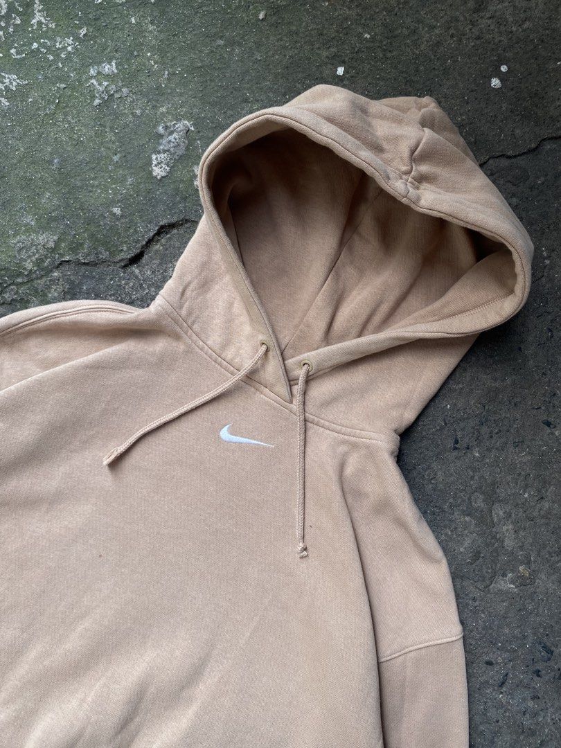 Nike Beige Center Swoosh (Category: Hoodies) located in Pasig City. Submitted by trip2thriftt (Listing ID 1465773122, Image 2). Description: NIKE BEIGE MID SWOOSH 24.5 x 26 (LARGE ON TAG) NO ISSUE 9.5/10 CONDI 🅿️840.
