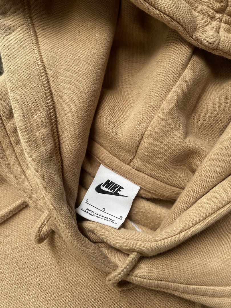 Nike Beige Center Swoosh (Category: Hoodies) located in Pasig City. Submitted by trip2thriftt (Listing ID 1465773122, Image 3). Description: NIKE BEIGE MID SWOOSH 24.5 x 26 (LARGE ON TAG) NO ISSUE 9.5/10 CONDI 🅿️840.