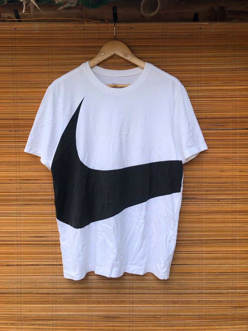 Nike big swoosh (Category: Tshirts & Polo Shirts ) located in Sipalay. Submitted by johnlevifl12973 (Listing ID 1465844191, Image 1). Description: Nike big swoosh tee Size XL men’s 23x29 Like new condition 9.5/10 Color rate No flaws .