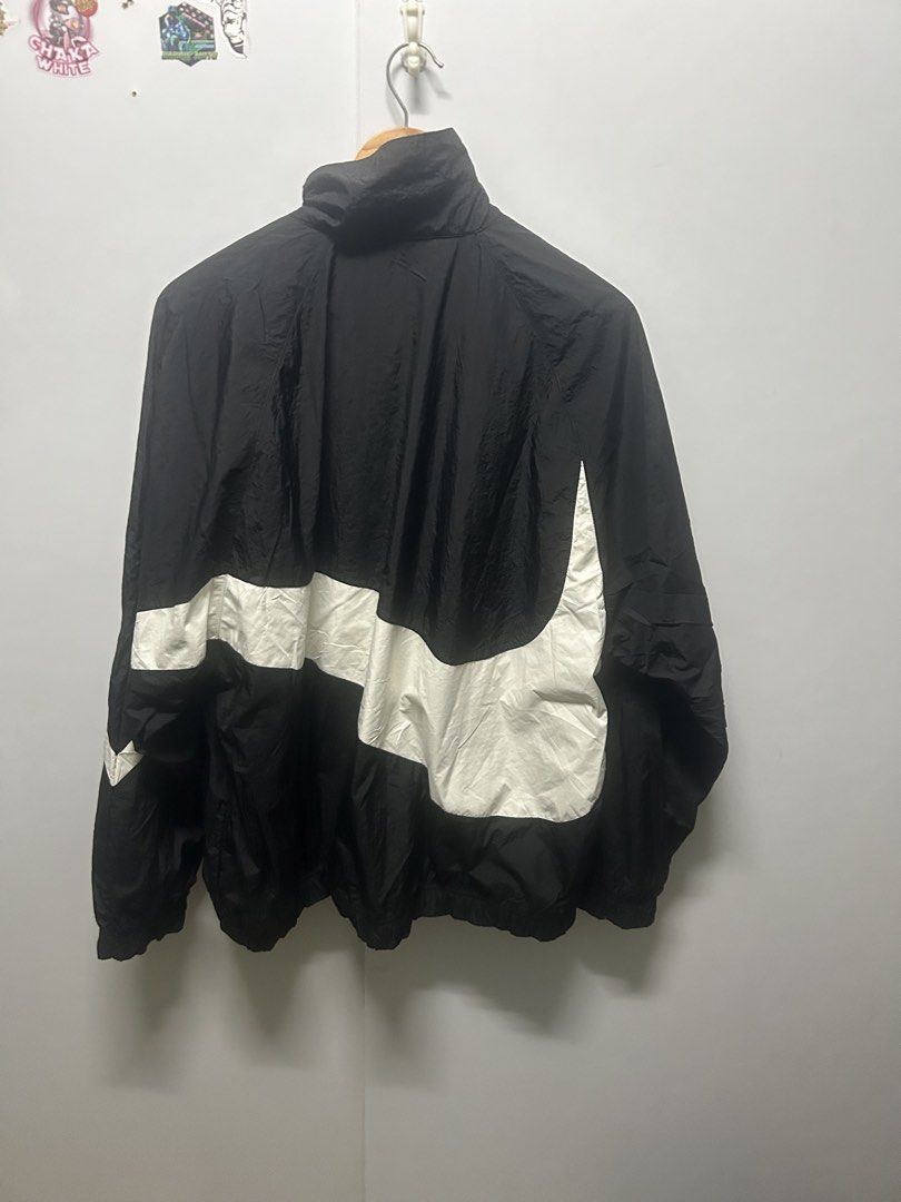 Nike bigswoosh (Category: Coats, Jackets and Outerwear) located in Taytay. Submitted by dariusballesteros (Listing ID 1465825639, Image 2). Description: XxL 26x29 No issue.