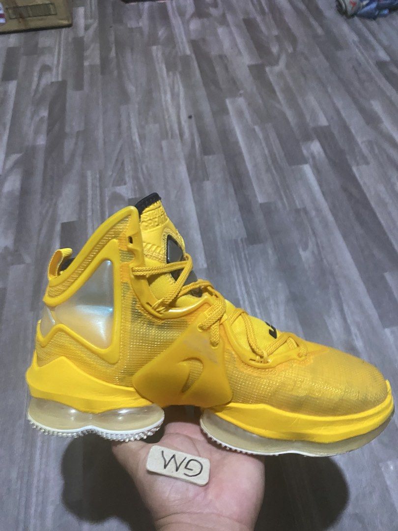 Nike Lebron 19 ‘’Hard Hat” (Category: Sneakers) located in Cebu City. Submitted by freemoon.b85e0c (Listing ID 1465949440, Image 1). Description: Nike Lebron 19 “Hard Hat” Legit/2nd hand Size 9.5 us/8.5 uk/43 euro/27.5 cm Price 880 plus sf Issues Drags.