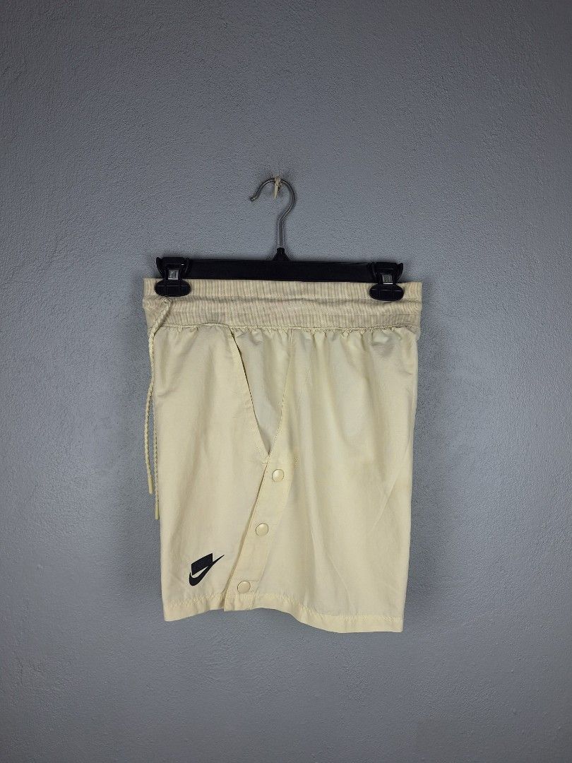 Nike NSW short (Category: Shorts) located in Sibulan. Submitted by studioxano (Listing ID 1465840753, Image 1). Description: Nike NSW short -P650 + SF Size S-M Waist 26-30 / length excellent condi 9.5/10 color rate no issue Loc: Dumaguete city.