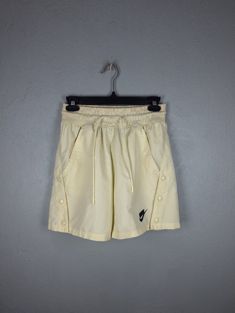Nike NSW short (Category: Shorts) located in Sibulan. Submitted by studioxano (Listing ID 1465840753, Image 2). Description: Nike NSW short -P650 + SF Size S-M Waist 26-30 / length excellent condi 9.5/10 color rate no issue Loc: Dumaguete city.