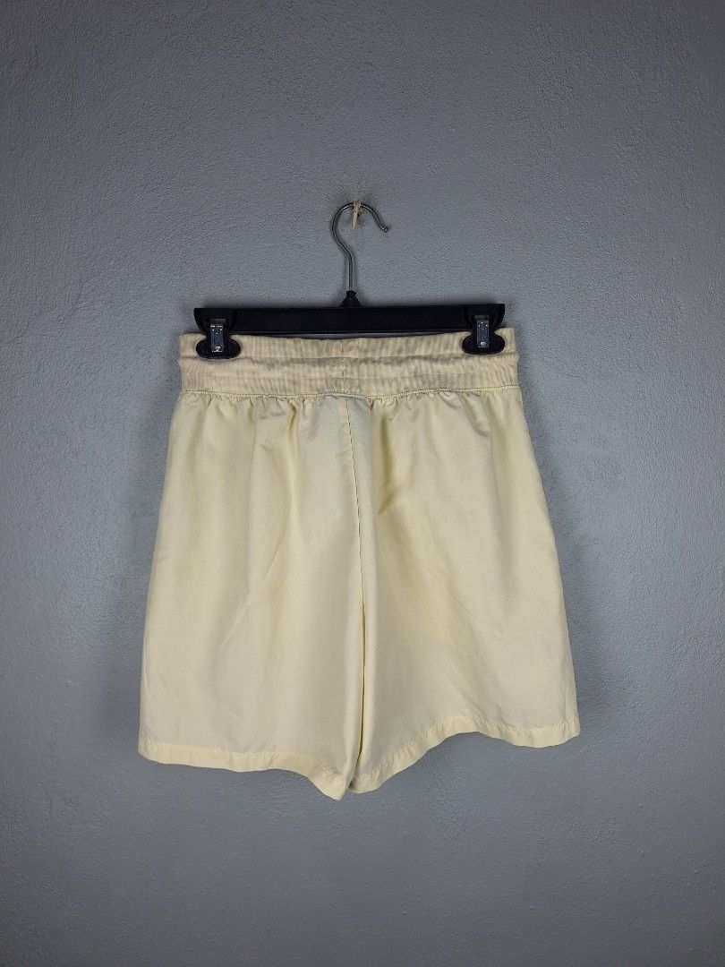 Nike NSW short (Category: Shorts) located in Sibulan. Submitted by studioxano (Listing ID 1465840753, Image 3). Description: Nike NSW short -P650 + SF Size S-M Waist 26-30 / length excellent condi 9.5/10 color rate no issue Loc: Dumaguete city.