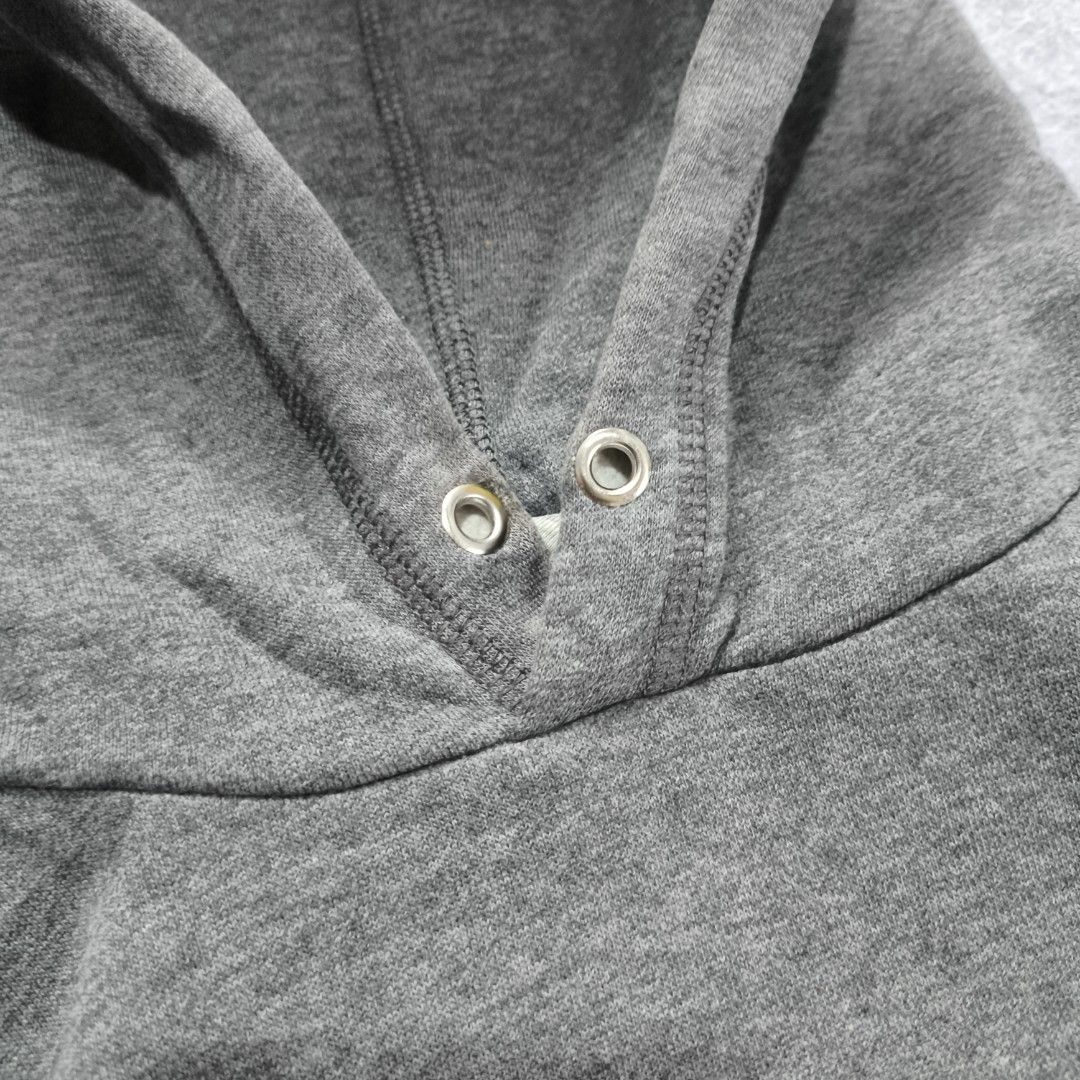 Nike Pullover Hoodie (Category: Hoodies) located in Manila. Submitted by shykes_26 (Listing ID 1465760802, Image 3). Description: Dimensions Width - 22 Length - 26 Size on tag - M Issues - Scratches (ribbings).