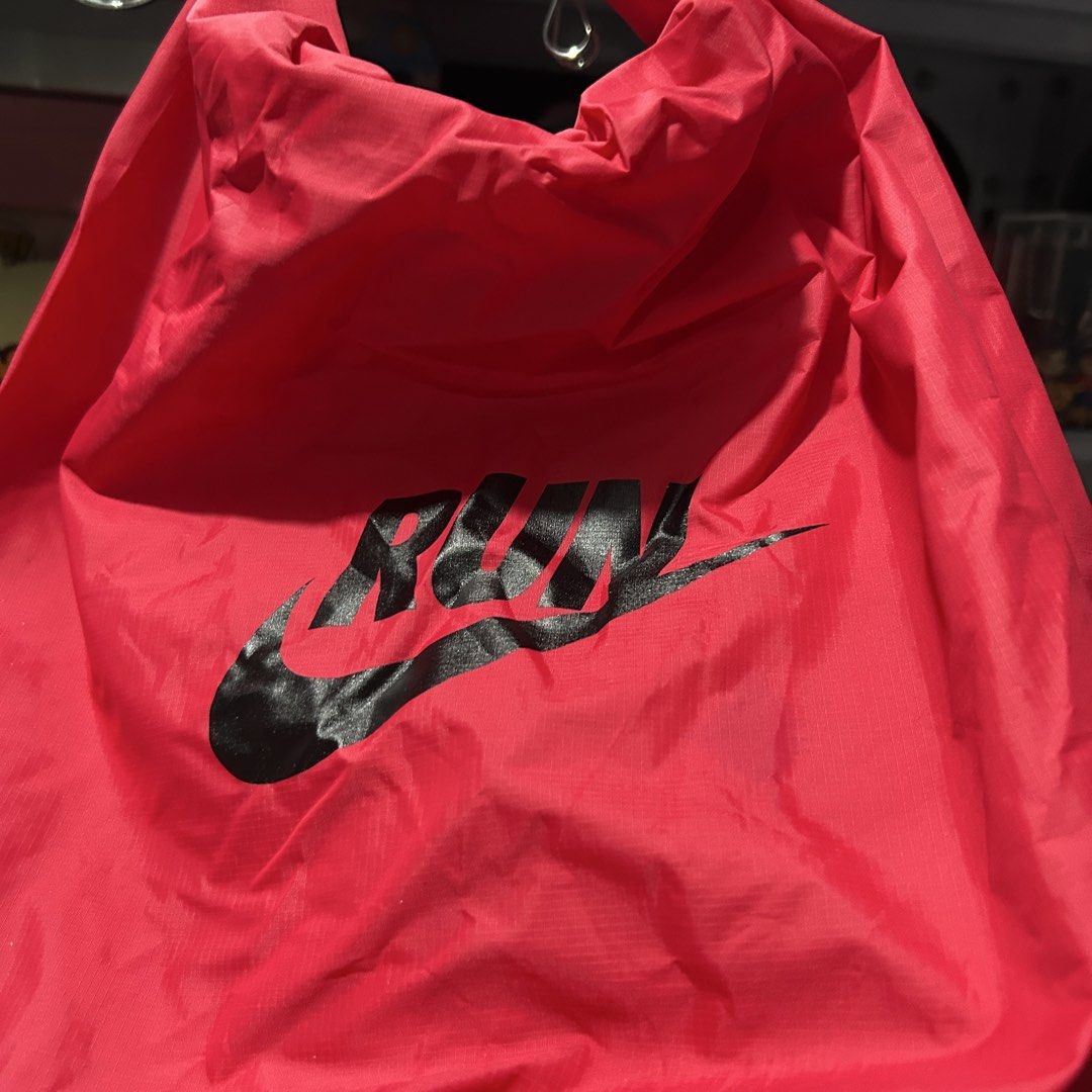 Nike Run Dry Bag - Small (Category: Belt bags, Clutches and Pouches) located in Quezon City. Submitted by kitsune.treasures (Listing ID 1465906570, Image 2). Description: *First to pay policy! *1 day reservation only. Failure to pay on time, auto cancel. 📍Quezon City * MOD: J&T | Lalamove * MOP: GCASH | BPI 📦ON HAND AND READY TO SHIP! CONDITION: WHAT YOU SEE IS WHAT YOU GET. Dimensions: Kindly check the photos for the actual measurements. Pleas