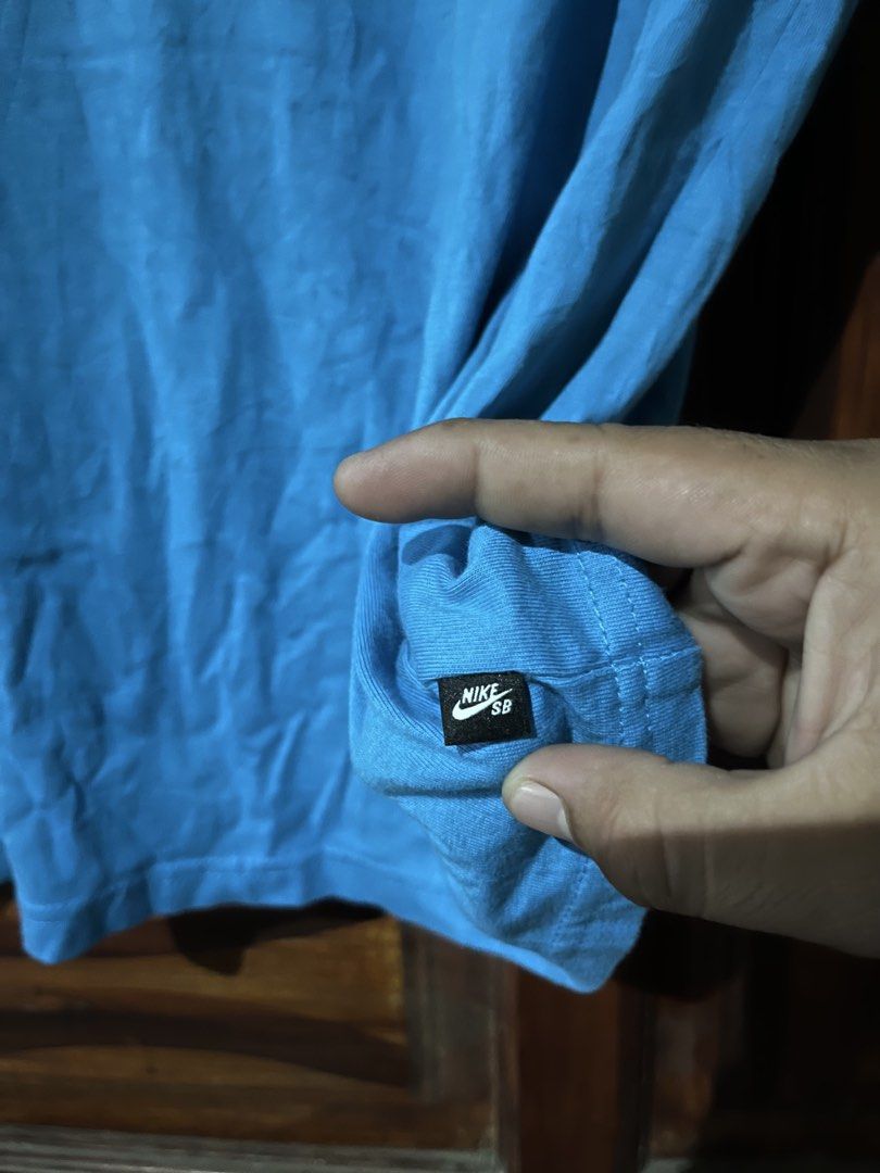 NIKE SB (Category: Tshirts & Polo Shirts ) located in Asuncion (Saug). Submitted by carls_thrift21 (Listing ID 1465768634, Image 2). Description: NIKE SB Size: XL on tag fit Large Dimes: 21/27 Excellent Condition 10/10 Color Rate 📥📩.