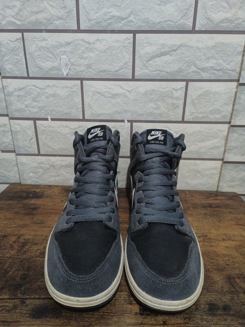 Nike sb dunk high pro (Category: Sneakers) located in Las Pinas. Submitted by kuya_erick (Listing ID 1465812653, Image 1). Description: vintage nike sb dunk high pro rare size 9 complete details posted 2500 + sf las pinas meet up.