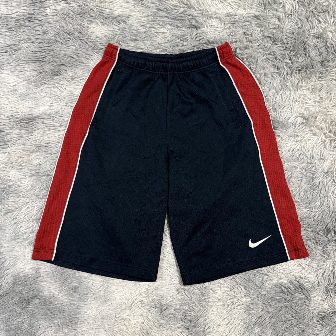 Nike Short (Category: Shorts) located in Mandaluyong City. Submitted by iamkageki (Listing ID 1465908922, Image 1). Description: Waist 26-32 Length 21.5 Leg hole 11.5 Issue: minor lint.