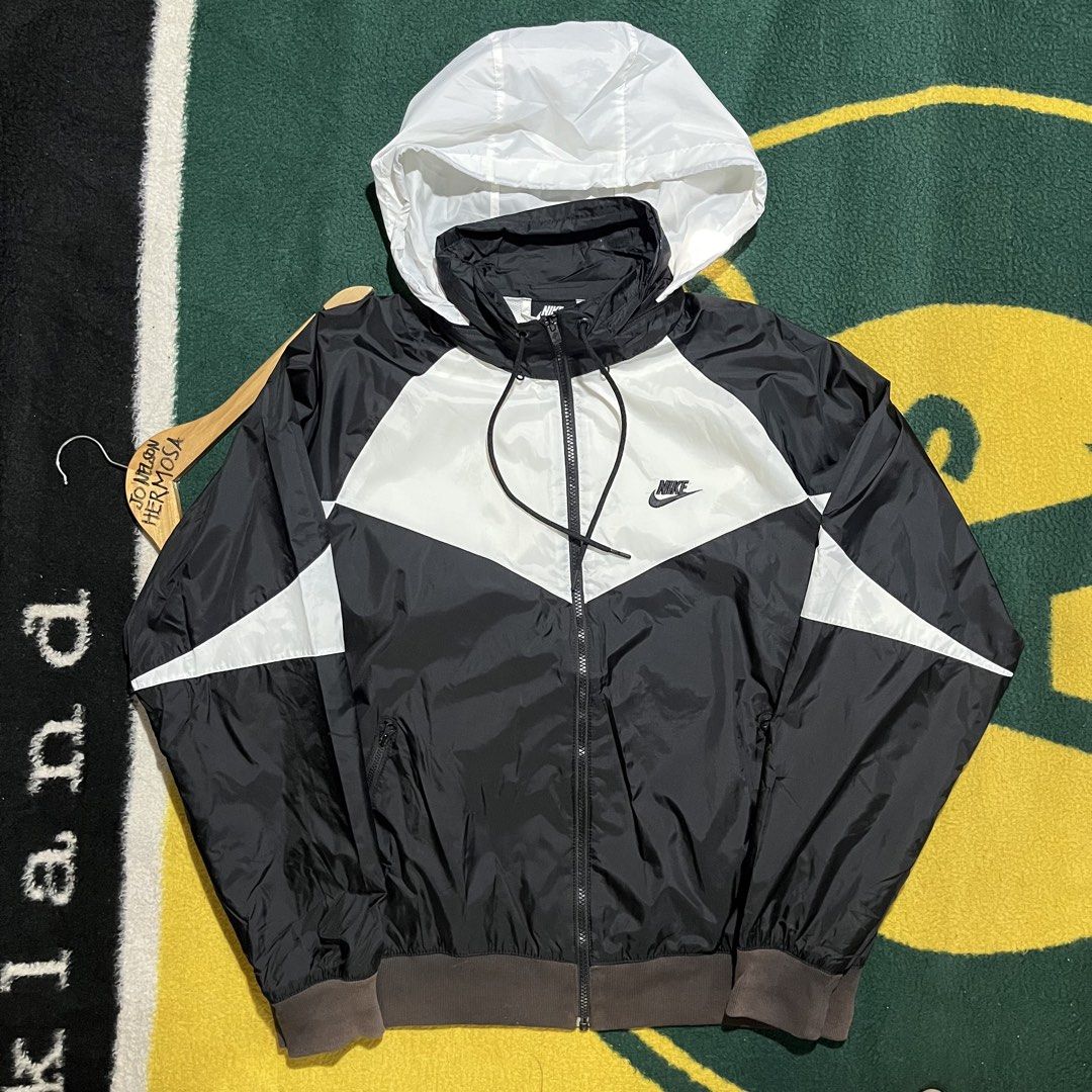 NIKE SPORTSWEAR WINDRUNNER (Category: Coats, Jackets and Outerwear) located in Matalom. Submitted by lusthades066353 (Listing ID 1465793520, Image 1). Description: NIKE SPORTSWEAR WINDRUNNER VERY GOOD CONDITION Sz XL (26.5x27) ISSUE ON PIC 700+SF PM ME‼️.
