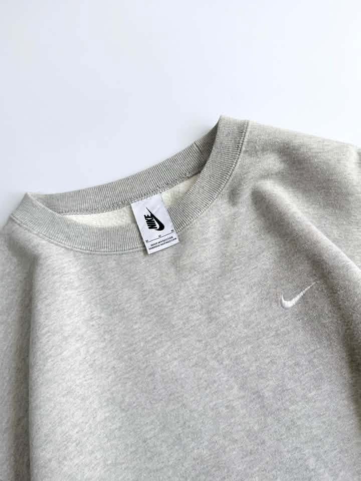 Nike sweater (Category: Coats, Jackets and Outerwear) located in Batangas. Submitted by jadesolidad (Listing ID 1465899060, Image 1). Description: NIKE HEAVY CREWNECK SWEATER Fav✨ Psg out! - Heavy fabric - As new Length: 25 Width: 23 ( BOXY ) Colorate: 9.8 Issue: ❌ .