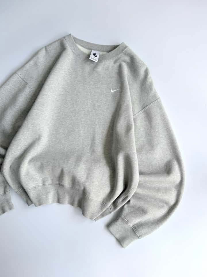 Nike sweater (Category: Coats, Jackets and Outerwear) located in Batangas. Submitted by jadesolidad (Listing ID 1465899060, Image 2). Description: NIKE HEAVY CREWNECK SWEATER Fav✨ Psg out! - Heavy fabric - As new Length: 25 Width: 23 ( BOXY ) Colorate: 9.8 Issue: ❌ .