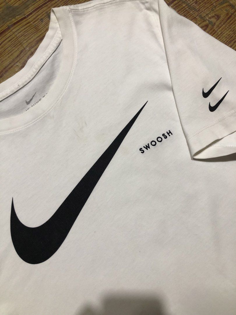 NIKE SWOOSH TEE (Category: Tshirts & Polo Shirts ) located in Dasmarinas. Submitted by corenyxmessy_3rd_account (Listing ID 1465940928, Image 2). Description: width - 20 length - 27.5.