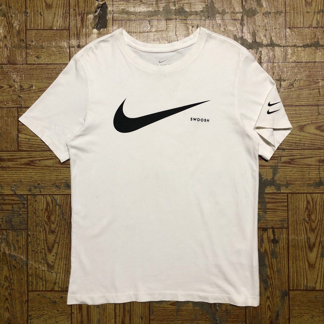 NIKE SWOOSH TEE (Category: Tshirts & Polo Shirts ) located in Dasmarinas. Submitted by corenyxmessy_3rd_account (Listing ID 1465940928, Image 1). Description: width - 20 length - 27.5.