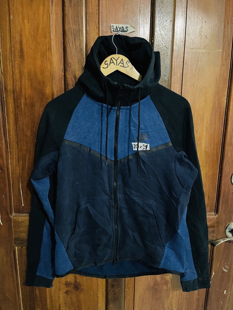 Nike techfleece (Category: Coats, Jackets and Outerwear) located in Butuan. Submitted by cgsayas20083001 (Listing ID 1465864659, Image 1). Description: Size small Dimes 20x24 Sa last pic yong lang issue sign of use.