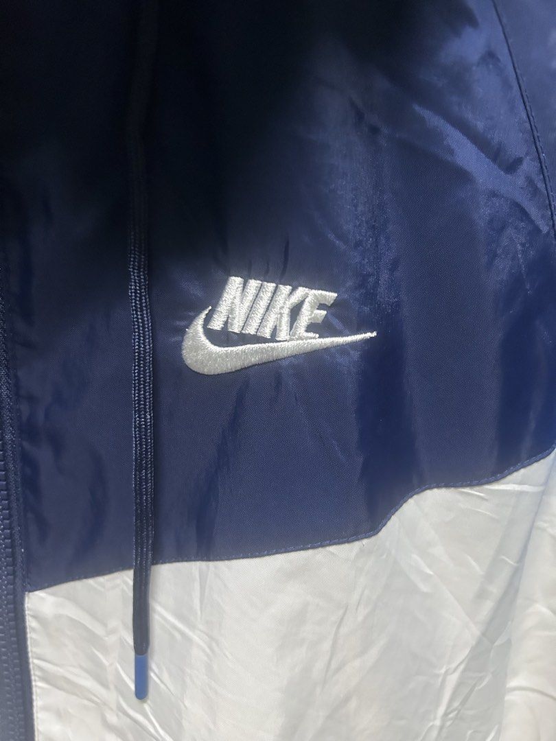 NIke tritone (Category: Coats, Jackets and Outerwear) located in Taytay. Submitted by dariusballesteros (Listing ID 1465825388, Image 2). Description: Small 22x26 Issue cut washtag .