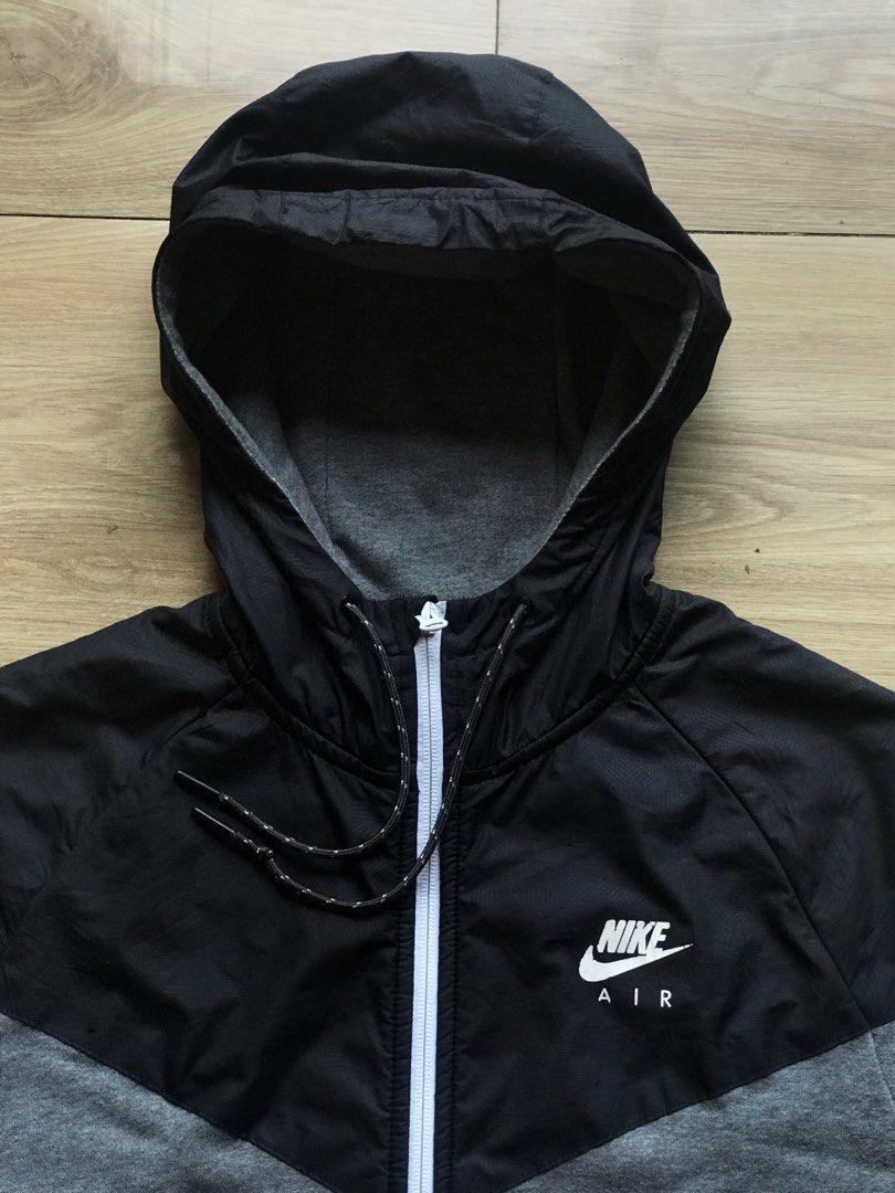Nike Two-tone Windrunner (Category: Coats, Jackets and Outerwear) located in Bacolod City. Submitted by dave.tripthrift6100 (Listing ID 1465841071, Image 2). Description: Size Large 22 Width 26 Length 9/10 color rate 9/10 condition Slight loose hand ribbing.