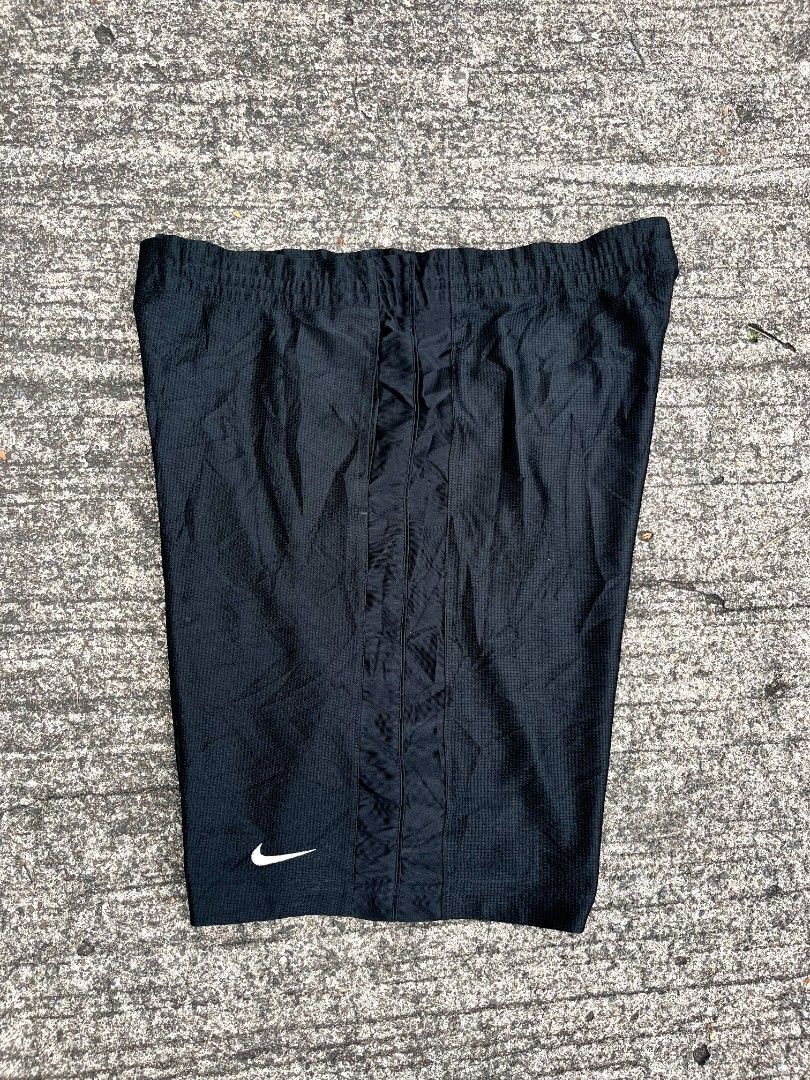 Nike Vintage Baller Short (Category: Shorts) located in Talisay. Submitted by reyteliquido (Listing ID 1465862958, Image 1). Description: Large Length 21 Leg opening 13 Excellent condition Color rate 10/10 Issue loosegart pero may lace scratch sa loob loosestich.