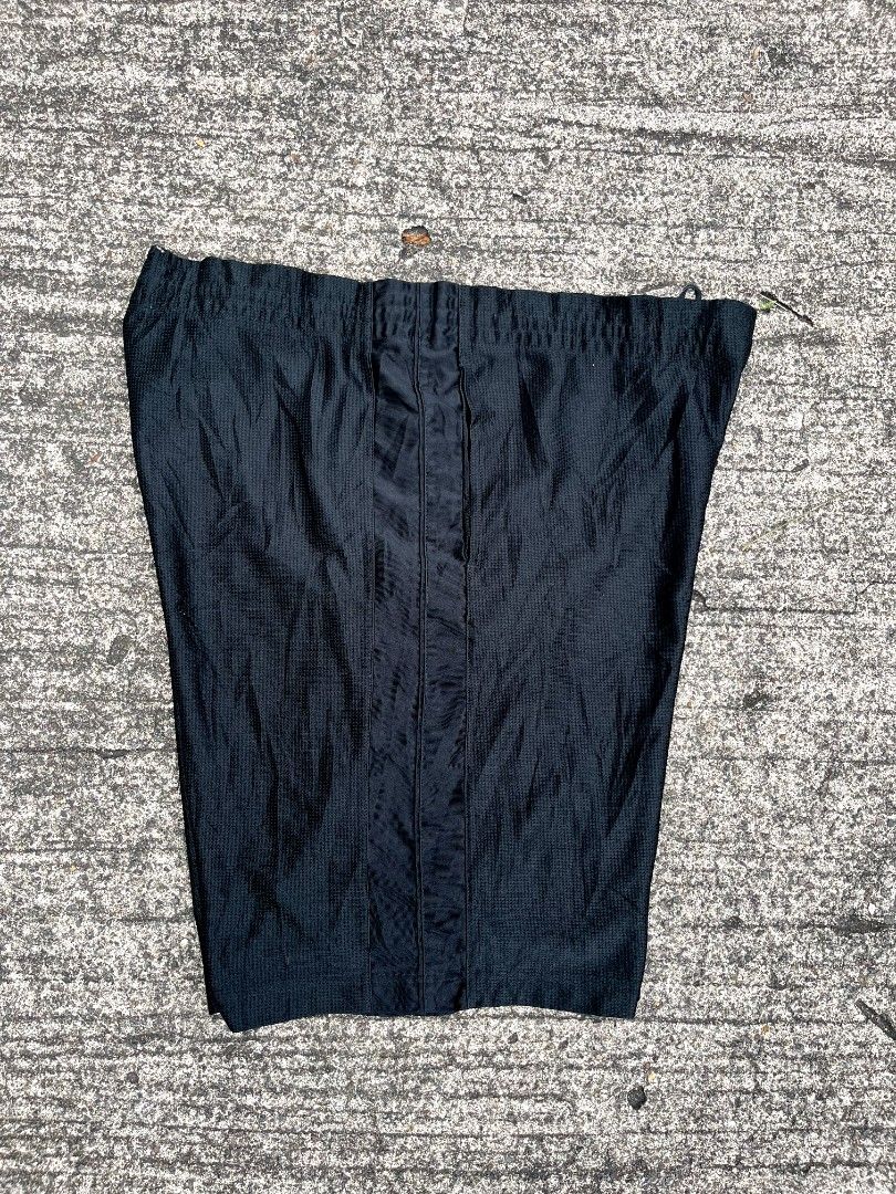 Nike Vintage Baller Short (Category: Shorts) located in Talisay. Submitted by reyteliquido (Listing ID 1465862958, Image 2). Description: Large Length 21 Leg opening 13 Excellent condition Color rate 10/10 Issue loosegart pero may lace scratch sa loob loosestich.